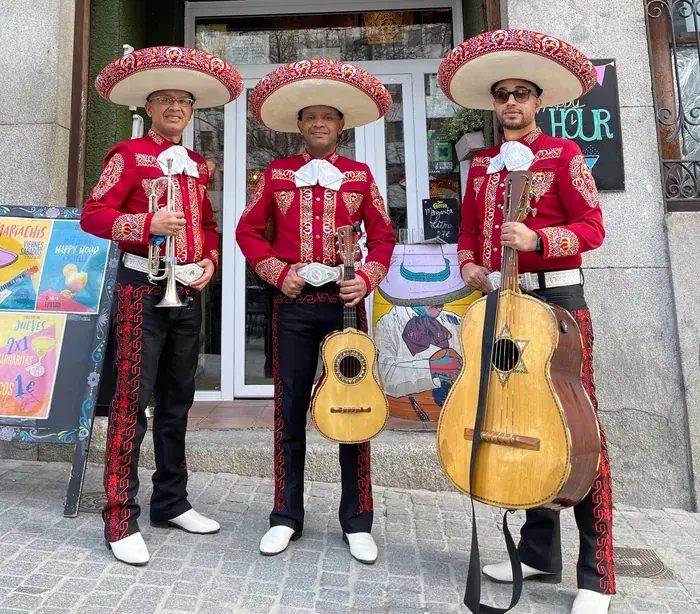 Mariachi para fiestas en Madrid - grupo completo de Mariachi Juvenil Mérida