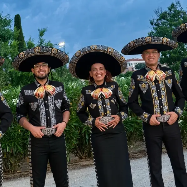 Mariachi Juvenil Mérida en una gala con papel picado en Madrid