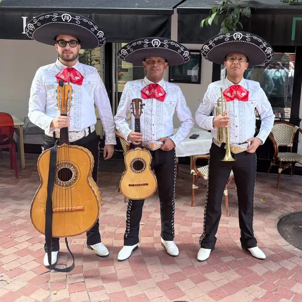 Trío de mariachi en Madrid con traje blanco y pajarita roja